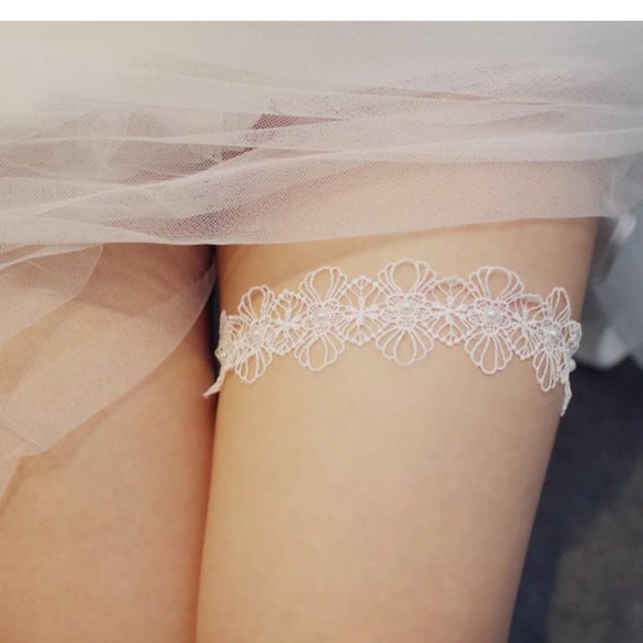 Lace Pearl Flower Bridal Garter - Picture 5 of 5
